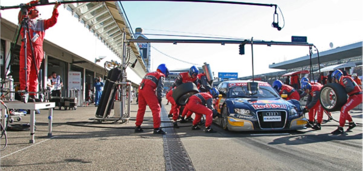Polecam über der Boxengasse beim DTM-Abschlussrennen auf dem Hockenheimring