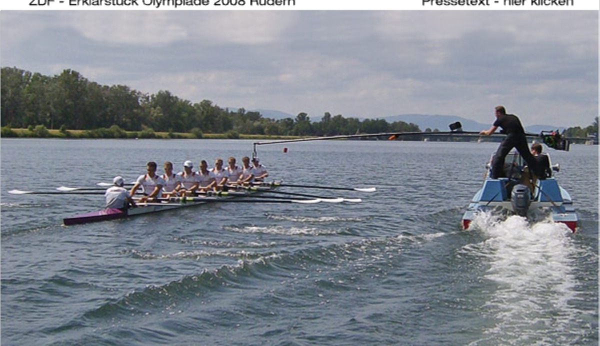 Polecam vom Begleitboot über einem Ruder-Achter, Erklärstück zur Olympiade 2008