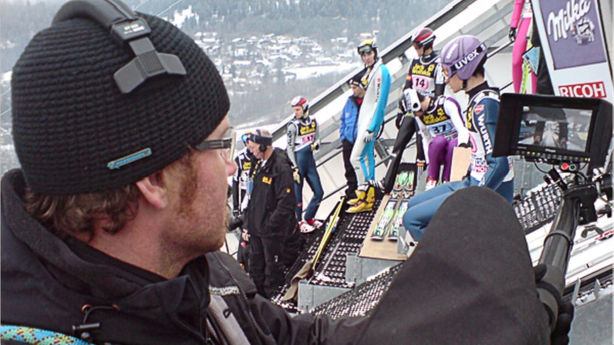 Polecam-Operator am Anlaufturm beim Skispringen, Athleten warten auf den Start