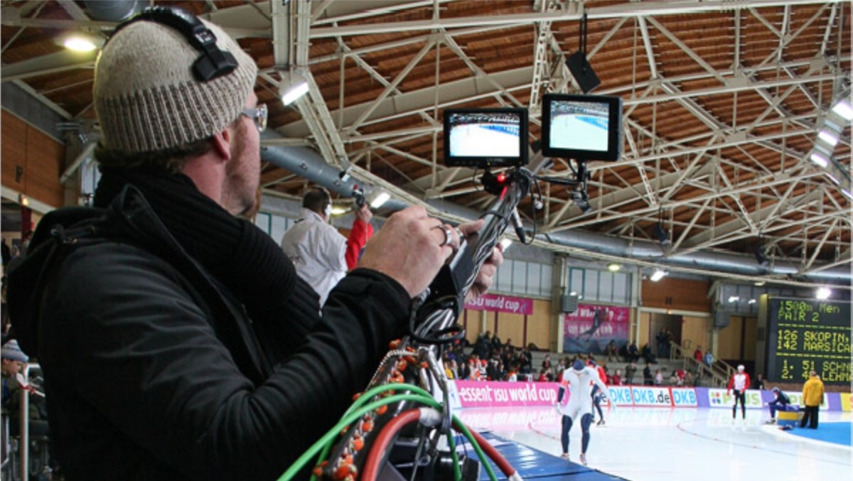 Polecam mit Doppelmonitor über dem Eisoval beim Eisschnelllauf-Weltcup